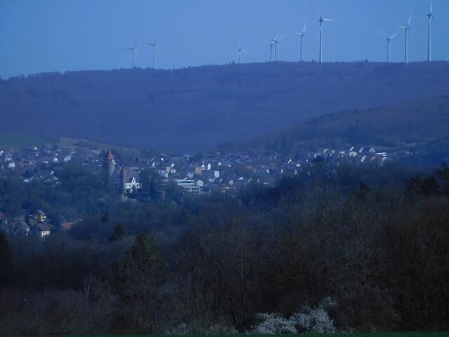 Alt und Neu / Götzenburg unter den Windrädern