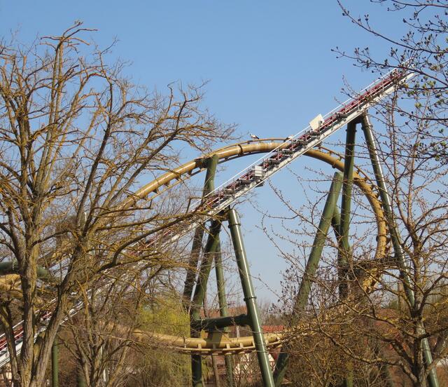 Suchbild - wo ist das Nest -> ganz oben auf der Achterbahn in der Mitte
