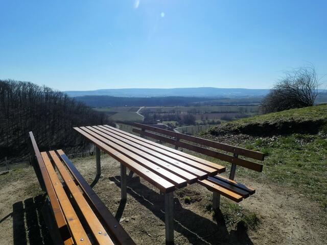 Eine Bank lädt schon Anfang März zu einer sonnigen Rast und schönen Weitblicken ein