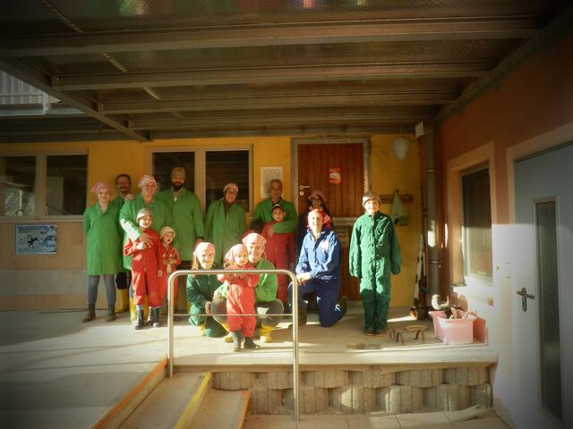Die Familien im Stall Outfit