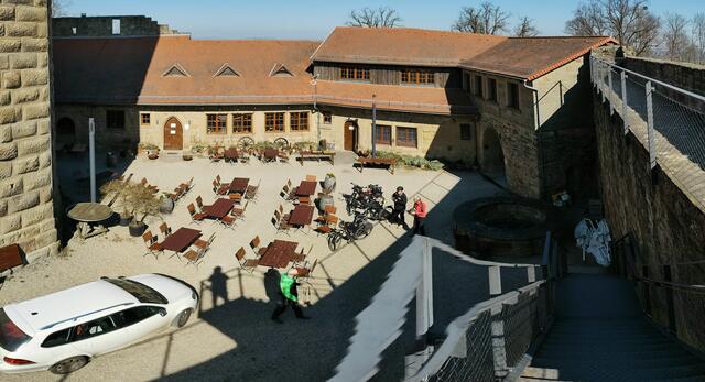 Dieser Innenhof läd zu einer Pause ein.