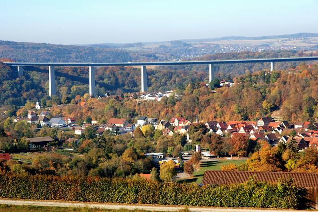 Widdern mit Autobahnbrücke