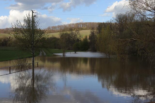 Wasserkraft, Weg und Wiese in Willsbach unter Wasser