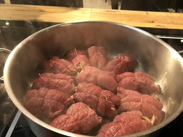 Die Rouladen braten, uffbasse, wenden nicht vergessen :-)))