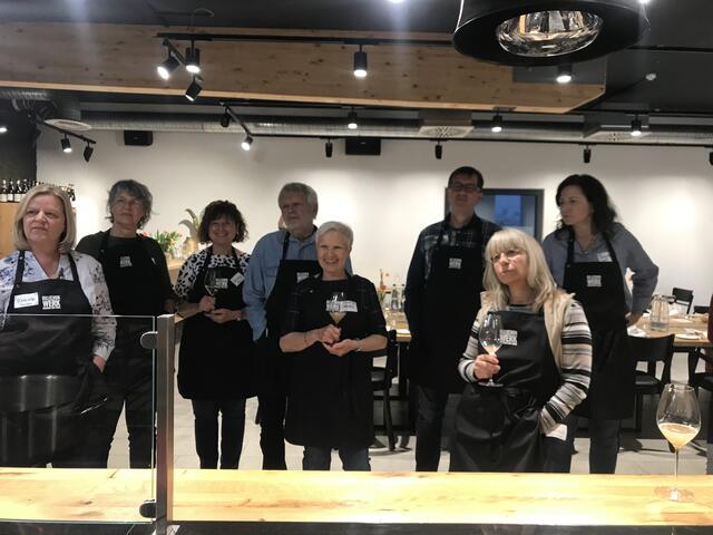 Anneliese, Mitte, amüsiert sich über meine Kochkünste .-)