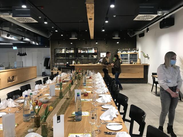 Schön eingedeckt! Rechts Frau Wünsche!