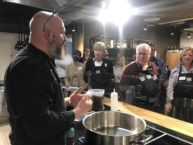 Markus im Element und alle hören interessiert zu