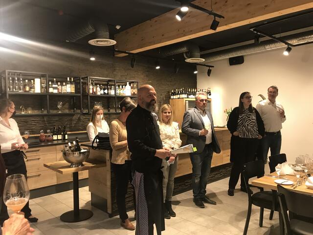 Markus Reinauer begrüßt die Gäste und erklärt den Ablauf des Abends