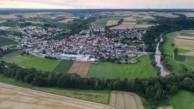 Kochersteinsfeld mit Windpark Harthäuser Wald