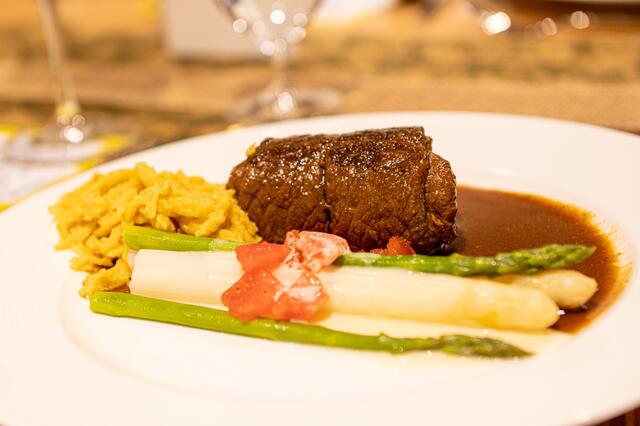 Das Hauptgericht: In Lemberger geschmorte Rouladen vom Limpurger Weideochsen mit Spargelragout an handgeschabten Spätzle. | Foto: Christiana Kunz