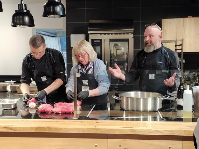 Die Rouladen werden vom "Dremteam" Gudrun und Florian verpackt, während uns Markus Finessen und Tricks verrät.
