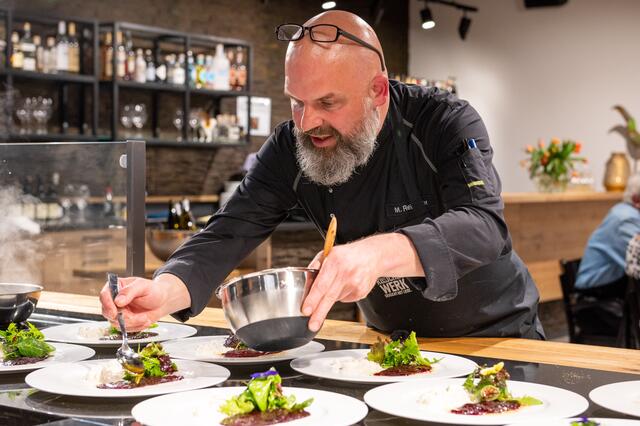Markus Reinauer beim Anrichten der Vorspeise.