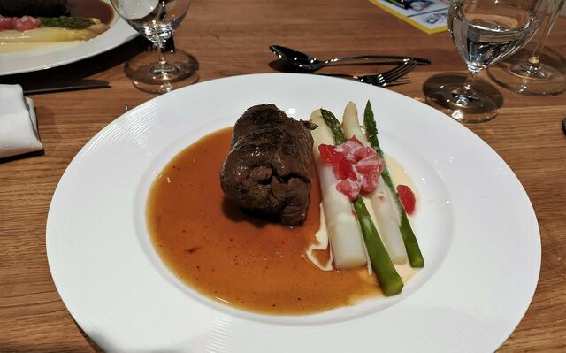 Meine "Extrawurst": Die köstlichen Rouladen à la Gudrun ohne Rotwein in der Sauce, mit knackigem Spargel und Spätzle (die fehlen hier noch).