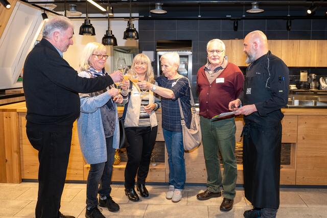 Prosit: Die Heimatreporter - noch ohne Sigrid Schlottke - stoßen an. Rechts steht Markus Reinauer.