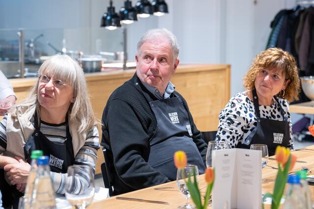 Die Heimatreporter hören interessiert zu.