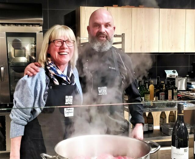 Geschafft! Die Rouladen bruzzeln im Topf, Gudrun ist ganz im Glück und Markus ist sichtlich stolz auf die Köchin.