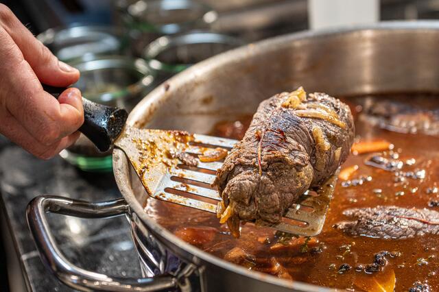 Die Rouladen vom Limpurger Weideochsen beim Schmoren. | Foto: Christiana Kunz