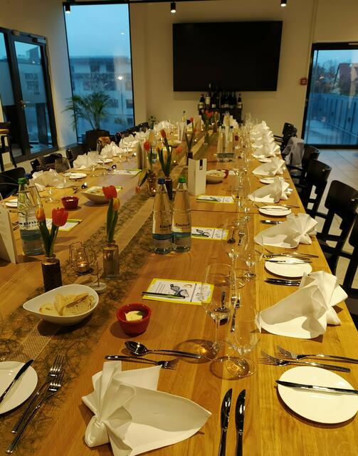 Die Tafel für alle Teilnehmer und Gäste ist sehr einladend gedeckt.