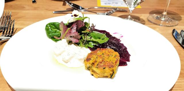 Und das war die sehr leckere Vorspeise: Gemüsebrätling, Schafskäsecreme und Rote-Bete-Carpaccio an kleinem Salätle.