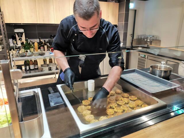 Die superleckeren Gemüsebrätlinge werden gewendet und sind bald für die Vorspeise bereit.