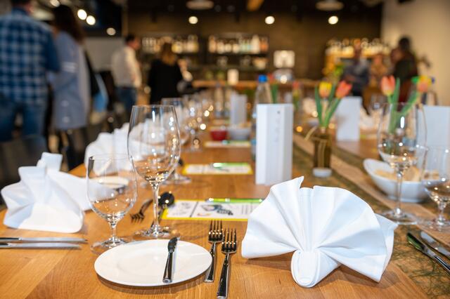 Die schön gedeckte Tafel.