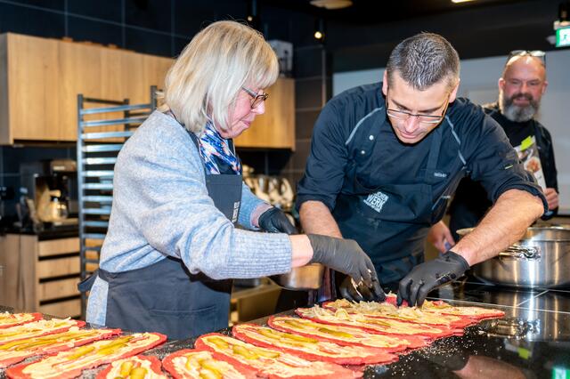 Heimatreporterin Gudrun Vogelmann unterstützt beim Füllen der Rouladen. | Foto: Christiana Kunz