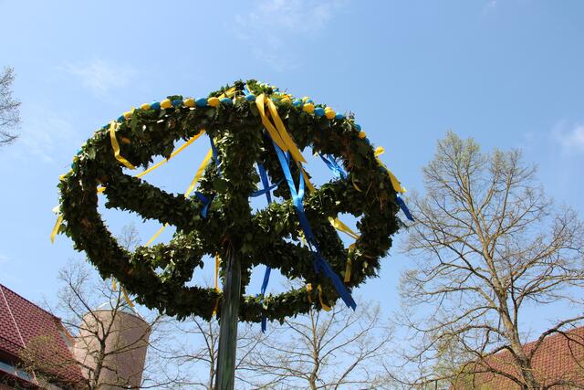 in blau und gelb geschmückt