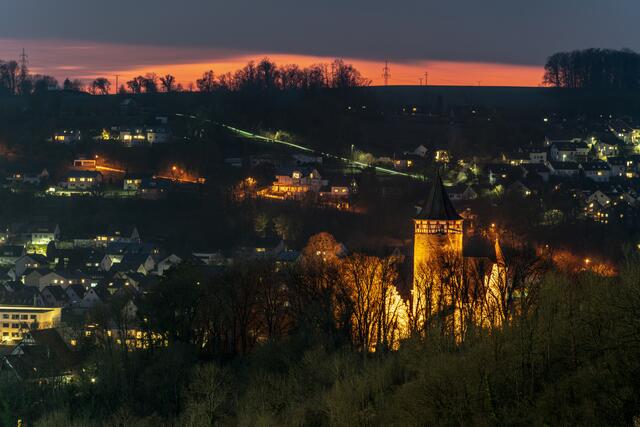 Langzeitaufnahme der Burg Möckmühl, kurz nach Sonnenuntergang