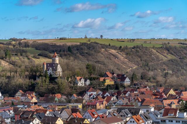 Blick auf Burg und Altstadt Möckmühl nach Sonnenaufgang