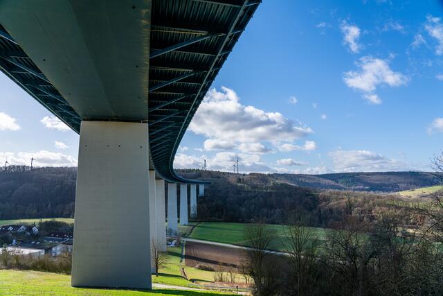 Blick unterhalb der Jagsttalbrücke bei Widdern, Fahrtrichtung Heilbronn