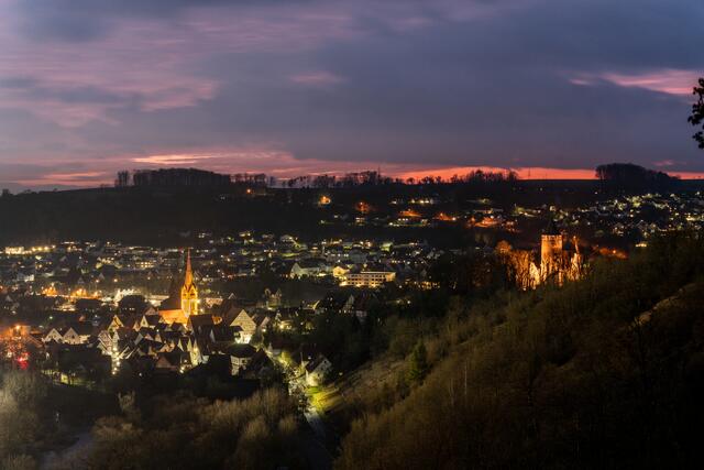 Blick auf Burg und Altstadt Möckmühl nach Sonnenuntergang