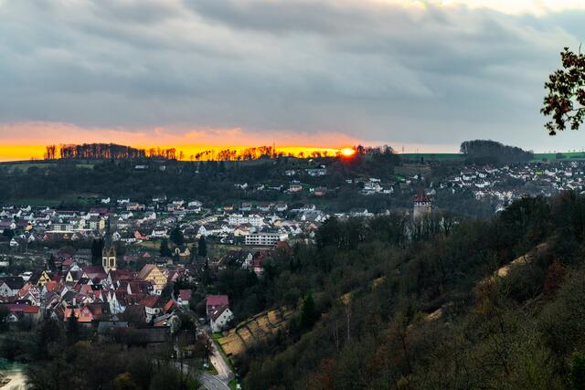Blick auf Burg und Altstadt Möckmühl bei Sonnenuntergang