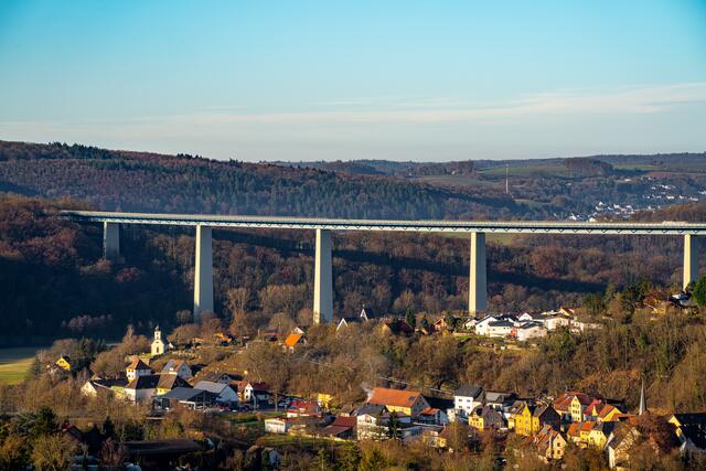 Blick auf Widdern und die Jagsttalbrücke, nach Sonnenaufgang