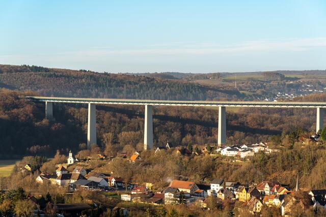 Fernblick auf Widdern und die Jagsttalbrücke, kurz nach Sonnenaufgang