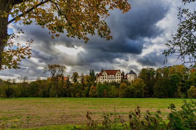 Blick von Jagsttalradweg auf die Götzenburg Jagsthausen