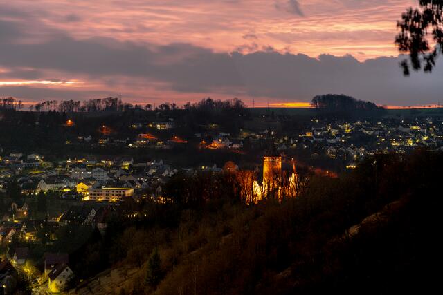 Blick auf die Burg Möckmühl nach Sonnenuntergang