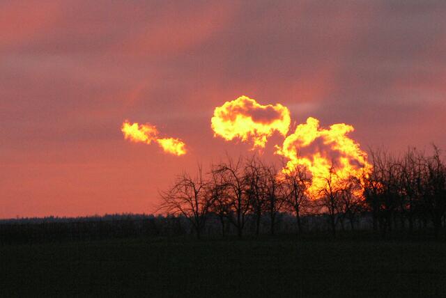 Feuerwolken bei Sonnenaufgang