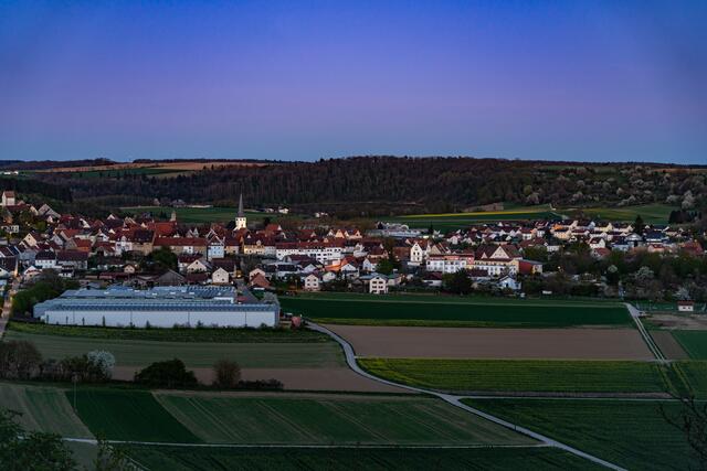 Blick auf Neudenau zur Blauen Stunde nach Sonnenuntergang -2-