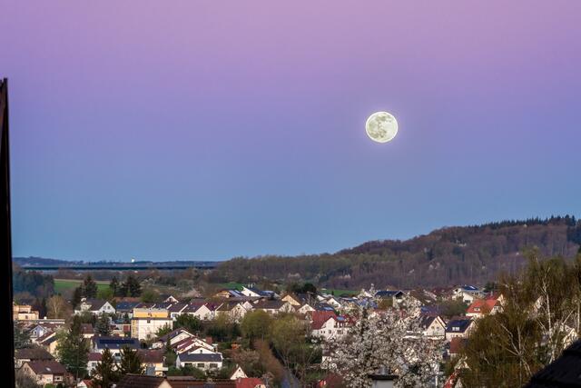 Blick über Möckmühl und die Jagsttalbrücke Widdern bei Vollmond