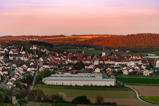 Blick auf Neudenau bei Sonnenuntergang