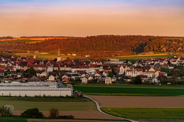Blick auf Neudenau bei Sonnenuntergang