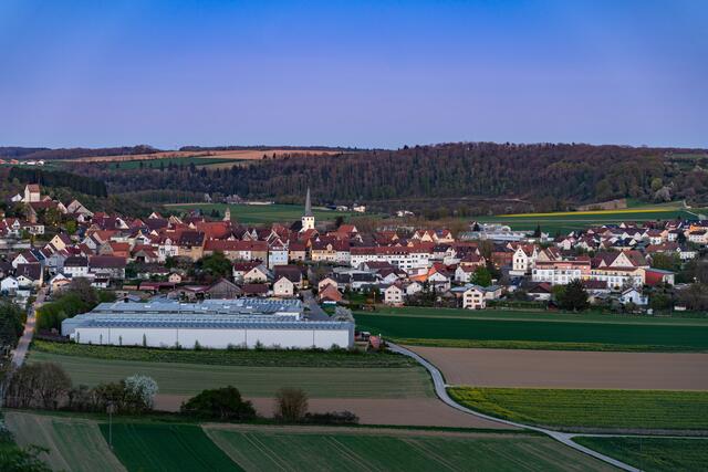 Blick auf Neudenau zur Blauen Stunde nach Sonnenuntergang -1-