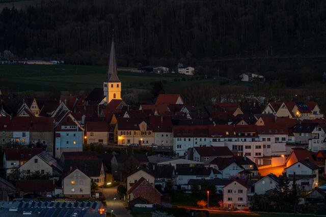 nächtlicher Blick auf Ortskern Neudenau