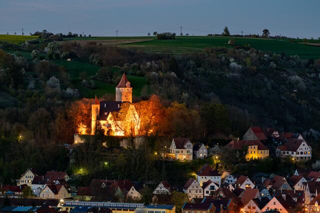 Burg Möckmühl bei Einbruch der Nacht