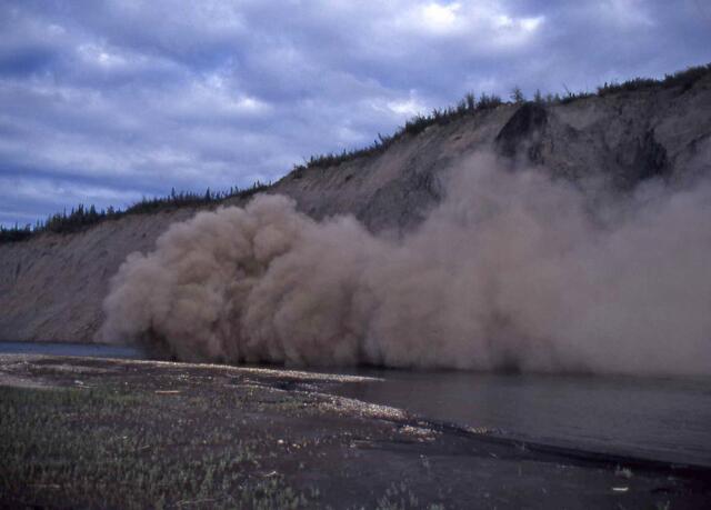 Da sind Kräfte am Wirken: uns gegenüber bricht ein Teil der Wand ab und stürzt in den Fluss (außer Konkurrenz)                                                                Fluss,