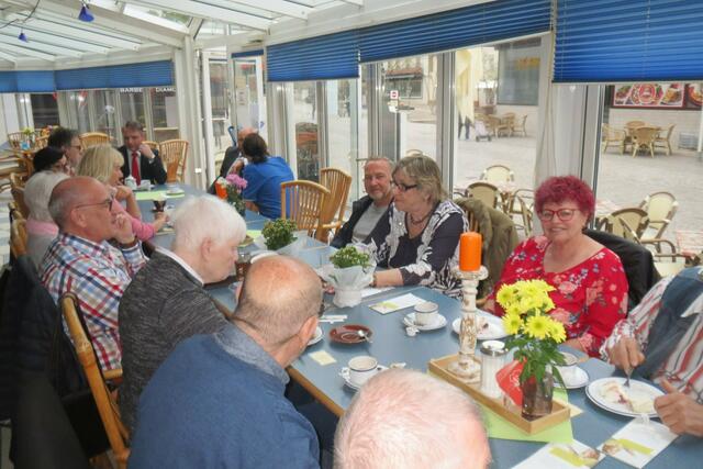 Alle Plätze sind belegt - So muss eine Kaffeetafel aussehen. | Foto: V.Spörle