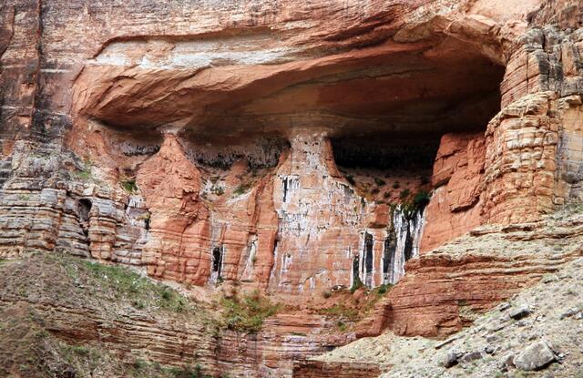 Der Mann mit dem Hut weint schwarz-weiße Tränen (außer Konkurrenz)