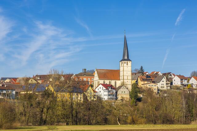 Schiefer Kirchturm in Gochsen am Kocher