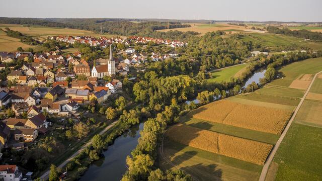 Blick ins Kochertal mit Teilansicht von Gochsen