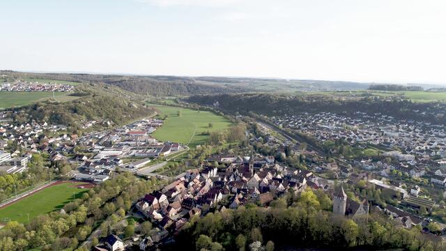 Wo sich Jagst und Seckach vereinen | Blick über den Schlossberg und die Möckmühler Altstadt Richtung Heilbronn